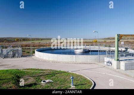 Vista dell'impianto di trattamento delle acque reflue - riciclaggio dell'acqua. La gestione dei rifiuti. Foto Stock