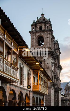 Strada illuminata vicino a Plaza de Armas a Cusco al tramonto. Plaza de Armas è una piazza centrale a Cusco, Perù. Foto Stock