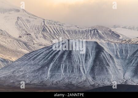 Luminose congelati Rocky Mountain Range nella luce del tramonto - un paesaggio fantastico nell'Artico Foto Stock