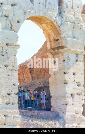 Roma, Italia - Ott 03, 2018: i turisti a piedi attraverso la costruzione del Colosseo a Roma Foto Stock