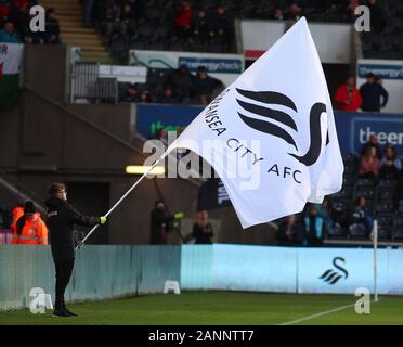 Liberty Stadium, Swansea, Glamorgan, Regno Unito. 18 gennaio, 2020. English Football League Championship, Swansea City contro il Wigan Athletic; Swansea City bandiera sventolata prima di kick off - rigorosamente solo uso editoriale. Nessun uso non autorizzato di audio, video, dati, calendari, club/campionato loghi o 'live' servizi. Online in corrispondenza uso limitato a 120 immagini, nessun video emulazione. Nessun uso in scommesse, giochi o un singolo giocatore/club/league pubblicazioni Credito: Azione Sport Plus/Alamy Live News Foto Stock