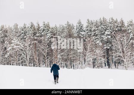 Outdoor ritratto di uomo bello in cappotto, da dietro Foto Stock