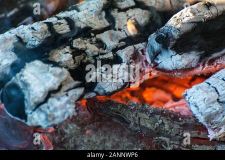 Il fuoco e le fiamme luminose Foto Stock