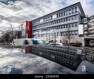 18 gennaio 2020, Assia, Frankfurt/Main: la costruzione del distretto di associazione la Arbeiterwohlfahrt (AWO), in cui la conferenza distrettuale dell'associazione che è stato oggetto di critiche avviene, è riflessa nel tetto di un'automobile. Nel corso di operazioni di compensazione fino alla vicenda circa non trasparente delle strutture salariali e di lusso auto aziendali, il comitato esecutivo del distretto di Francoforte Association ha rassegnato le dimissioni il 20 dicembre 2019. Foto: Frank Rumpenhorst/dpa Foto Stock