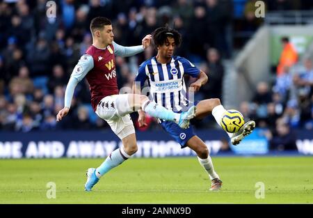 Aston Villa di Frederic Guilbert (sinistra) e Brighton e Hove Albion's Bernardo battaglia per la palla durante il match di Premier League al AMEX Stadium, Brighton. Foto Stock