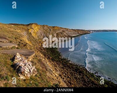 Vista in elevazione di una rupe presso la costa francese tra Wimereux e Boulogne-sur-Mer appena prima del tramonto Foto Stock