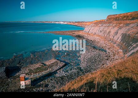 Vista in elevazione di una rupe presso la costa francese vicino a Wimereux appena prima del tramonto Foto Stock
