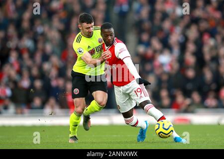 Sheffield United Enda Stevens (sinistra) e dell'Arsenal Nicolas Pepe battaglia per la palla durante il match di Premier League a Emirates Stadium di Londra. Foto Stock