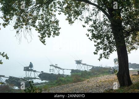 KIEV, UCRAINA - OTTOBRE, 10, 2016: le figure dei pescatori nella nebbia Foto Stock