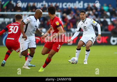 Liberty Stadium, Swansea, Glamorgan, Regno Unito. 18 gennaio, 2020. English Football League Championship, Swansea City contro il Wigan Athletic; Ben Cabango di Swansea City gioca il attraverso la sfera di André Ayew di Swansea City - rigorosamente solo uso editoriale. Nessun uso non autorizzato di audio, video, dati, calendari, club/campionato loghi o 'live' servizi. Online in corrispondenza uso limitato a 120 immagini, nessun video emulazione. Nessun uso in scommesse, giochi o un singolo giocatore/club/league pubblicazioni Credito: Azione Sport Plus/Alamy Live News Foto Stock