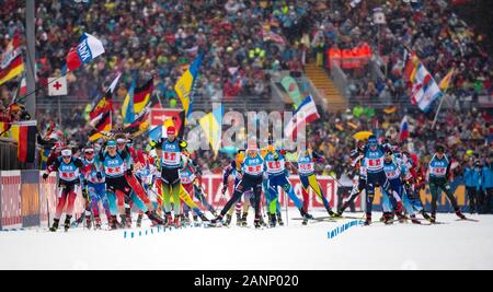 Ruhpolding in Germania. 18 gennaio, 2020. Biathlon: Coppa del Mondo, il relè 4 x 7,5 km, gli uomini di Chiemgau Arena. I partecipanti hanno inizio gara. Credito: Sven Hoppe/dpa/Alamy Live News Foto Stock