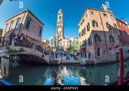 Venezia, Italia - Sep 30, 2018: Campo S.S. Apostoli e Chiesa Cattolica Parrocchiale dei Santi Apostoli Foto Stock