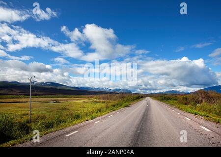 Strada Vicino Al Parco Nazionale Di Abisko, Al Comune Di Kiruna, Alla Lapponia, Alla Contea Di Norrbotten, Svezia Foto Stock