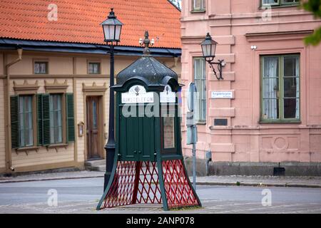 Vecchia cassetta telefonica pubblica svedese, Svezia Foto Stock