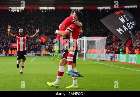 Southampton Shane lungo (destra) celebra il suo punteggio i lati secondo obiettivo con Danny Ings durante il match di Premier League a St Mary's, Southampton. Foto Stock