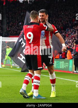 Southampton Shane lungo (destra) celebra il suo punteggio i lati secondo obiettivo con Danny Ings durante il match di Premier League a St Mary's, Southampton. Foto Stock