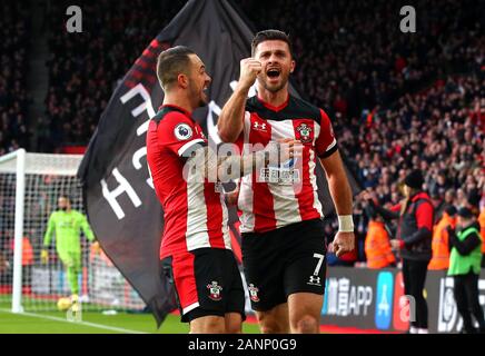 Southampton Shane lungo (destra) celebra il suo punteggio i lati secondo obiettivo con Danny Ings durante il match di Premier League a St Mary's, Southampton. Foto Stock