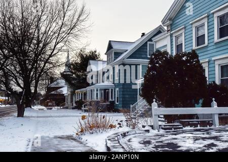 Strada residenziale nella piccola cittadina di Baldwinsville, New York in una fredda mattina di inverno Foto Stock