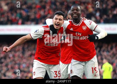 Dell'Arsenal Gabriel Martinelli (sinistra) celebra il suo punteggio i lati primo obiettivo del gioco con Nicolas Pepe durante il match di Premier League a Emirates Stadium di Londra. Foto Stock