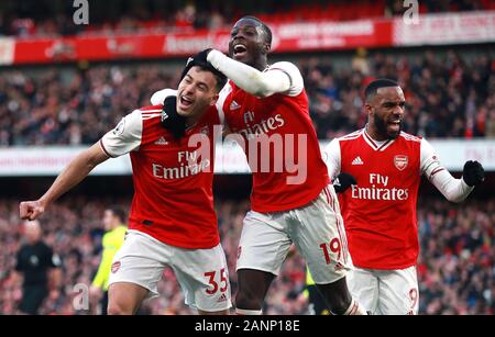 Dell'Arsenal Gabriel Martinelli (sinistra) celebra il suo punteggio i lati primo obiettivo del gioco con Nicolas Pepe (centro) e Alexandre Lacazette durante il match di Premier League a Emirates Stadium di Londra. Foto Stock