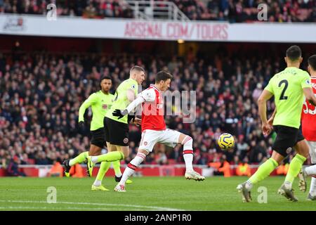 Londra, Inghilterra - gennaio 18th Mesut Ozil di Arsenal battaglie per il possesso con John Lundstram di Sheffield durante il match di Premier League tra Arsenal e Sheffield Regno presso l'Emirates Stadium, Londra sabato 18 gennaio 2020. (Credit: Ivan Yordanov | MI News)fotografia può essere utilizzata solo per il giornale e/o rivista scopi editoriali, è richiesta una licenza per uso commerciale Credito: MI News & Sport /Alamy Live News Foto Stock