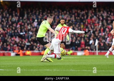 Londra, Inghilterra - gennaio 18th Mesut Ozil di Arsenal battaglie per il possesso con John Lundstram di Sheffield durante il match di Premier League tra Arsenal e Sheffield Regno presso l'Emirates Stadium, Londra sabato 18 gennaio 2020. (Credit: Ivan Yordanov | MI News)fotografia può essere utilizzata solo per il giornale e/o rivista scopi editoriali, è richiesta una licenza per uso commerciale Credito: MI News & Sport /Alamy Live News Foto Stock