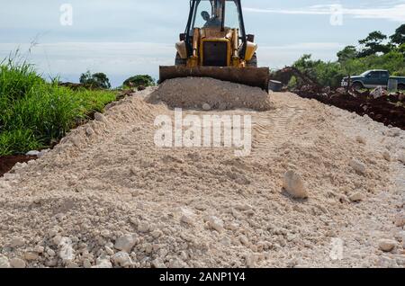 Trattore Che Sparge Marl Su Strada Foto Stock