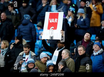 Un Manchester City ventola contiene un anti-VAR sign in stand durante il match di Premier League al Etihad Stadium e Manchester. Foto Stock