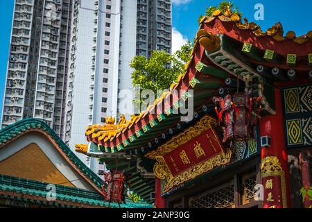 Hong Kong Cina - Novembre 2019: Tetto destail, architettura tradizionale cinese in Wong Tai Sin Temple di Hong Kong Foto Stock