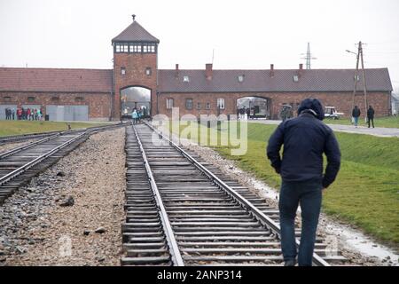 Gatehouse e Judenrampe (rampa ebraica) nella Germania nazista Konzentrationslager Auschwitz II Birkenau (Auschwitz II Birkenau sterminio camp) utilizzato da 1 Foto Stock