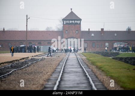 Gatehouse e Judenrampe (rampa ebraica) nella Germania nazista Konzentrationslager Auschwitz II Birkenau (Auschwitz II Birkenau sterminio camp) utilizzato da 1 Foto Stock