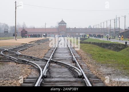 Gatehouse e Judenrampe (rampa ebraica) nella Germania nazista Konzentrationslager Auschwitz II Birkenau (Auschwitz II Birkenau sterminio camp) utilizzato da 1 Foto Stock