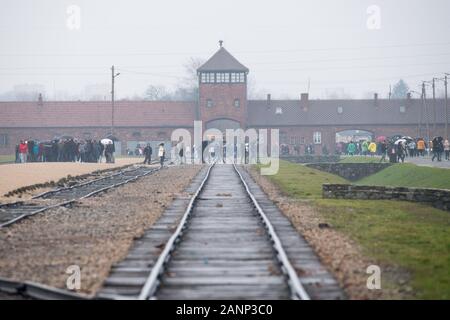 Gatehouse e Judenrampe (rampa ebraica) nella Germania nazista Konzentrationslager Auschwitz II Birkenau (Auschwitz II Birkenau sterminio camp) utilizzato da 1 Foto Stock