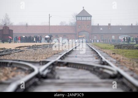 Gatehouse e Judenrampe (rampa ebraica) nella Germania nazista Konzentrationslager Auschwitz II Birkenau (Auschwitz II Birkenau sterminio camp) utilizzato da 1 Foto Stock