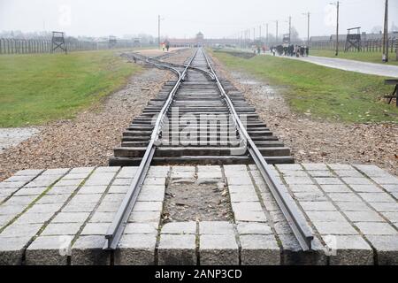 Gatehouse e Judenrampe (rampa ebraica) nella Germania nazista Konzentrationslager Auschwitz II Birkenau (Auschwitz II Birkenau sterminio camp) utilizzato da 1 Foto Stock