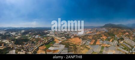 Dalat o da Lat, Vietnam panorama aereo della zona agricola che mostra fattorie, montagne e serre. Questa zona dell'altopiano è conosciuta per il caffè arabica Foto Stock