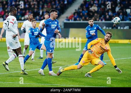 Sinsheim (Germania). 18 gennaio, 2020. Calcio: Bundesliga, XVIII Giornata, TSG 1899 - Hoffenheim Eintracht Francoforte, PreZero-Arena. Hoffenheim di Sargis Adamyan (l) fallisce contro Frankfurt portiere Kevin Trapp (r). Credito: Uwe Anspach/dpa - NOTA IMPORTANTE: In conformità con i regolamenti del DFL Deutsche Fußball Liga e la DFB Deutscher Fußball-Bund, è vietato sfruttare o hanno sfruttato nello stadio e/o dal gioco fotografie scattate in forma di sequenza di immagini e/o video-come la serie di foto./dpa/Alamy Live News Foto Stock