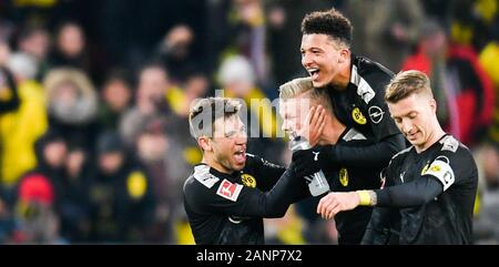 18 gennaio 2020, il Land della Baviera, Augusta: Calcio - Bundesliga, XVIII Giornata, FC Augsburg - Borussia Dortmund, WWK Arena. Dortmund Haaland Erling (secondo da sinistra) cheers dopo il suo obiettivo per 3:4 Con Dortmund Guerreiro Raffaello (sinistra), Dortmund Jadon Sancho (secondo da destra) e Dortmund il Marco Reus (a destra). Foto: Tom Weller/dpa - NOTA IMPORTANTE: In conformità con i regolamenti del DFL Deutsche Fußball Liga e la DFB Deutscher Fußball-Bund, è vietato sfruttare o hanno sfruttato nello stadio e/o dal gioco fotografie scattate in forma di sequenza di immagini e/o video-simili Foto Stock