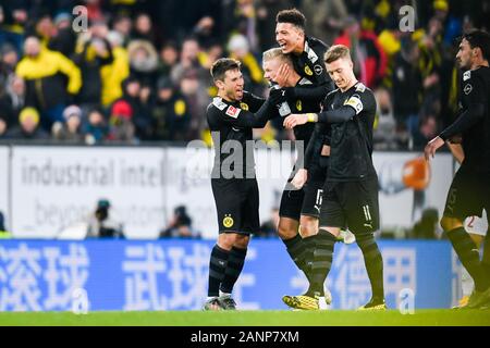 18 gennaio 2020, il Land della Baviera, Augusta: Calcio - Bundesliga, XVIII Giornata, FC Augsburg - Borussia Dortmund, WWK Arena. Dortmund Haaland Erling (secondo da sinistra) cheers dopo il suo obiettivo per 3:4 Con Dortmund Guerreiro Raffaello (sinistra), Dortmund Jadon Sancho (secondo da destra) e Dortmund il Marco Reus (a destra). Foto: Tom Weller/dpa - NOTA IMPORTANTE: In conformità con i regolamenti del DFL Deutsche Fußball Liga e la DFB Deutscher Fußball-Bund, è vietato sfruttare o hanno sfruttato nello stadio e/o dal gioco fotografie scattate in forma di sequenza di immagini e/o video-simili Foto Stock