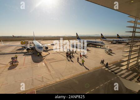 Region de Murcia Aeroporto Internazionale, Corvera, Costa Calida, Spagna, Europa. Occupato con EasyJet e Ryanair aereo jet piani. Passeggeri in uscita Foto Stock