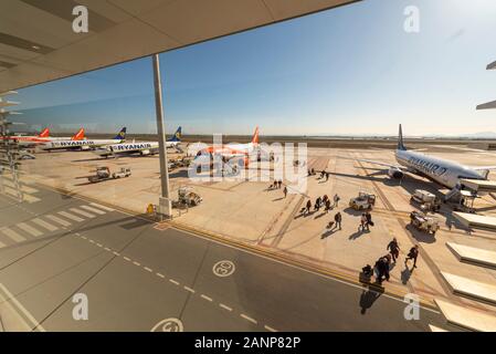 Region de Murcia Aeroporto Internazionale, Corvera, Costa Calida, Spagna, Europa. Occupato con EasyJet e Ryanair aereo jet piani. Passeggeri in uscita Foto Stock