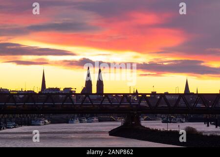 Lunga esposizione del fiume Weser, del Überseestadt e del centro di Brema, Germania durante l'alba con il cielo Epic Foto Stock