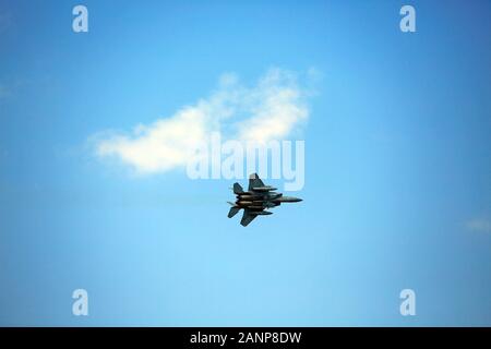 Japan Air Self Defense Force decollare all'aeroporto di naha. JASDF è il ramo della guerra aerea Delle Forze di autodifesa giapponesi Foto Stock