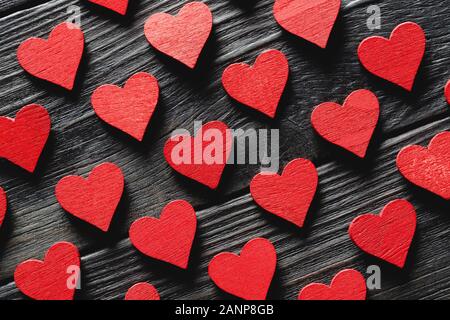 Buon San Valentino cuori su sfondo di legno. Il concetto di amore per la festa della mamma e il giorno di San Valentino. Foto Stock