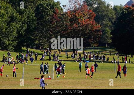 Partita di calcio per bambini al Prospect Park Brooklyn New York Foto Stock