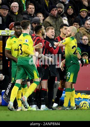 Bournemouth's manager Eddie HOWE (seconda a destra) e Norwich City's Teemu Pukki (destra) uno scambio di parole durante il match di Premier League a Carrow Road, Norwich. Foto Stock