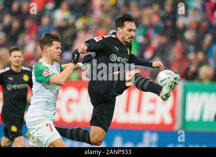 Il calcio Augsburg-Dortmund , Augsburg, Jan 18, 2020. Mats HUMMELS, BVB 15 competere per la palla, affrontando, duello, intestazione zweikampf, azione, lotta contro Florian NIEDERLECHNER, FCA 7 FC AUGSBURG - BORUSSIA DORTMUND - DFL REGOLAMENTI VIETANO QUALSIASI USO DI FOTOGRAFIE come sequenze di immagini e/o quasi-VIDEO - 1.della Lega calcio tedesca , Augsburg, 17 gennaio 2020. Stagione 2019/2020, giornata 18, © Peter Schatz / Alamy Live News Foto Stock