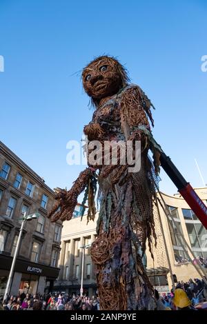 Glasgow, Scotland, Regno Unito. 18 gennaio, 2020. Una decina di metri fantoccio gigante chiamato Storm assiste Celtic Connections giorno costiere. Burattinai da visione meccanica azionare il mitico dea del mare che era di due anni. Il fantoccio è realizzato interamente da materiali riciclati e risorse naturali. Segna l'inizio della Scozia di anno delle coste e delle acque, tempesta si impegnerà a ricordarci il nostro dovere di cura per le nostre coste. Credito: Berretto Alamy/Live News Foto Stock