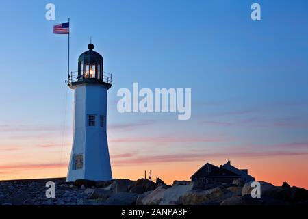 Vecchio Faro Di Situate Dopo Il Tramonto, Situate, Massachusetts, Stati Uniti. Il Faro, conosciuto anche semplicemente come Situate Light, è un faro storico. Foto Stock