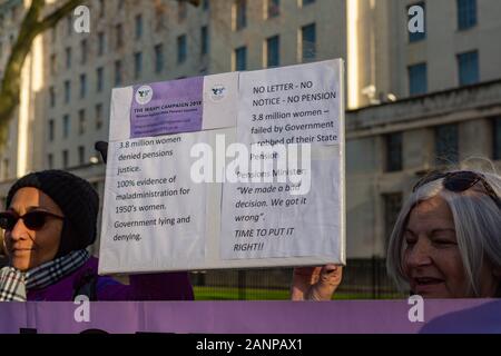 Westminster, Londra, Regno Unito. 18 gennaio 2020. Due manifestanti hanno un cartello della campagna WASPI 2019 fuori Downing Street, Londra, che chiede giustizia per 3,8 milioni di donne nate negli anni '1950 colpite da cambiamenti nell'età pensionabile statale del Regno Unito. Il segno accusa il governo di cattiva amministrazione e di mancanza di preavviso, citando l’ammissione di errore di un ex ministro delle pensioni. La protesta mette in luce le continue richieste di risarcimento e riconoscimento dell'ingiustizia pensionistica. Penelope Barritt/Alamy Live News Foto Stock